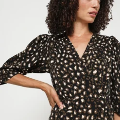 Molly Bracken Robe Effet Portefeuille À Imprimé Léopard - Noir -Promos Sublisca Magasin 001004456 001 V4 T4