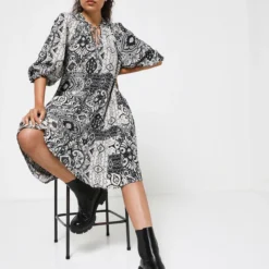 Ikks Robe Courte Blousante À Volants - Noir -Promos Sublisca Magasin 001004464 001 V3 T4