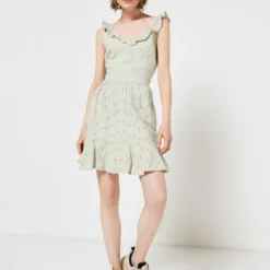 Guess Robe Volantée En Broderie Anglaise - Vert Kaki 6 Guess Robe Volantée En Broderie Anglaise - Vert Kaki -Promos Sublisca Magasin 001011367 001 V3 T4