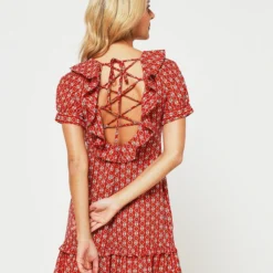 Molly Bracken Robe À Volants Avec Dos Nu Croisé - Rouge -Promos Sublisca Magasin 001011789 001 V4 T4
