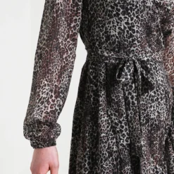 Guess Robe En Voile Imprimé Léopard - Camel -Promos Sublisca Magasin 001011797 001 V2 T4