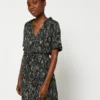 ONE STEP Robe Courte Ceinturée Imprimée - Noir