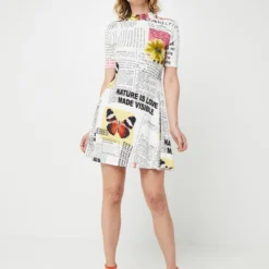 Desigual Robe Patineuse Courte En Maille Côtelée À Imprimé De Coupures De Journaux - Blanc -Promos Sublisca Magasin 001025490 001 V3 T4