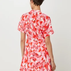 Molly Bracken Robe Courte Évasée Effet Cache-cœur En Tissu Gaufré Fleuri - Rose 5 Molly Bracken Robe Courte Évasée Effet Cache-cœur En Tissu Gaufré Fleuri - Rose -Promos Sublisca Magasin 001027278 001 V2 T4