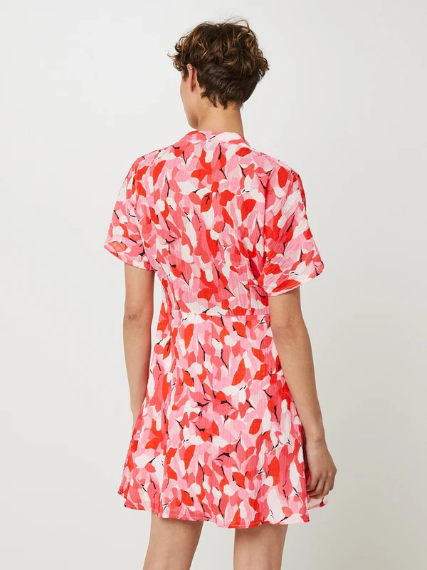 Molly Bracken Robe Courte Évasée Effet Cache-cœur En Tissu Gaufré Fleuri - Rose 2 Molly Bracken Robe Courte Évasée Effet Cache-cœur En Tissu Gaufré Fleuri - Rose – Image 2