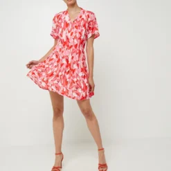 Molly Bracken Robe Courte Évasée Effet Cache-cœur En Tissu Gaufré Fleuri - Rose 6 Molly Bracken Robe Courte Évasée Effet Cache-cœur En Tissu Gaufré Fleuri - Rose -Promos Sublisca Magasin 001027278 001 V3 T4